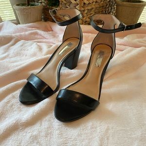 Open toe sandal with a chunky heel